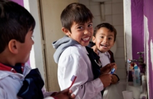 Niños de escuela rural aprenden hábitos de higiene bucal con material donado por Japón