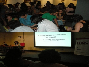 Arriba: Imagen del trabajo grupal durante el Taller de Curadur&iacute;a Educativa. Abajo: Fotograf&iacute;a de la Conferencia de Alderoqui 'Pol&iacute;tica y po&eacute;tica educativa de los museos'