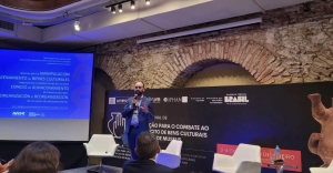 Andr&eacute;s Leal dictando su conferencia