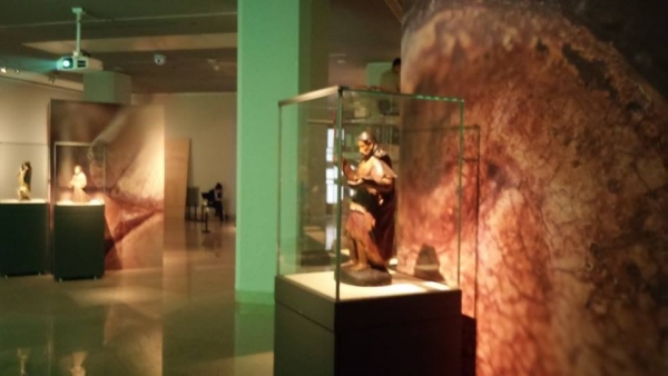 Detalle, durante el montaje de la exposici&oacute;n
