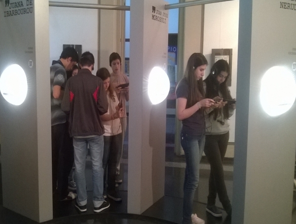 Adolescentes recorriendo la exposici&oacute;n. Imagen gentileza del Teatro Lavalleja. 