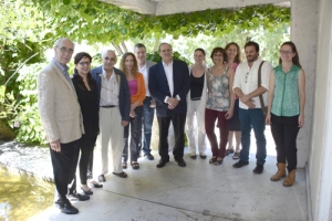 Autoridades del MEC y de la UdelaR, junto al personal del museo.