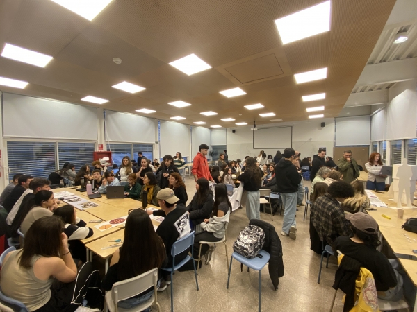 Estudiantes y referentes de museos trabajando en el taller de Diseño en Comunicación Visual