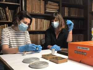 Conservadoras trabajando con parte de la colecci&oacute;n