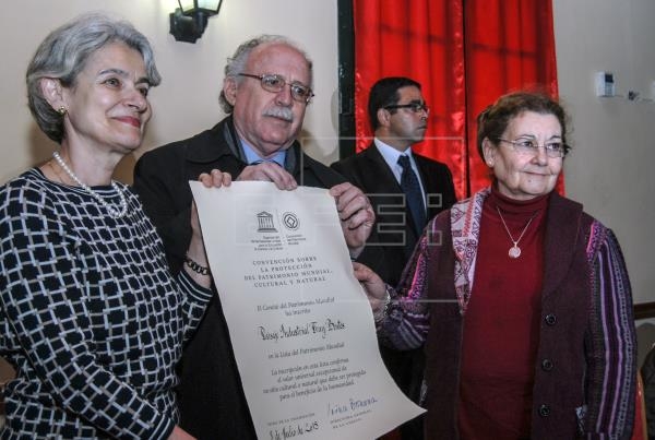 De izquierda a derecha, la directora general de la Unesco, Irina Bokova; el intendente del Departamento de R&iacute;o Negro, &Oacute;scar Terzaghi, y la viceministra uruguaya de Educaci&oacute;n y Cultura, Edith Moraes, posando con el diploma del Comit&eacute; del Patrimonio Mundial de la Unesco acreditativo de la inscripci&oacute;n del Paisaje Industrial de Fray Bentos en la Lista de Patrimonio Mundial. 