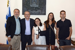Embajador de Espa&ntilde;a, Ministro Ehrlich e Intendenta Olivera junto a los ganadores de la convocatoria